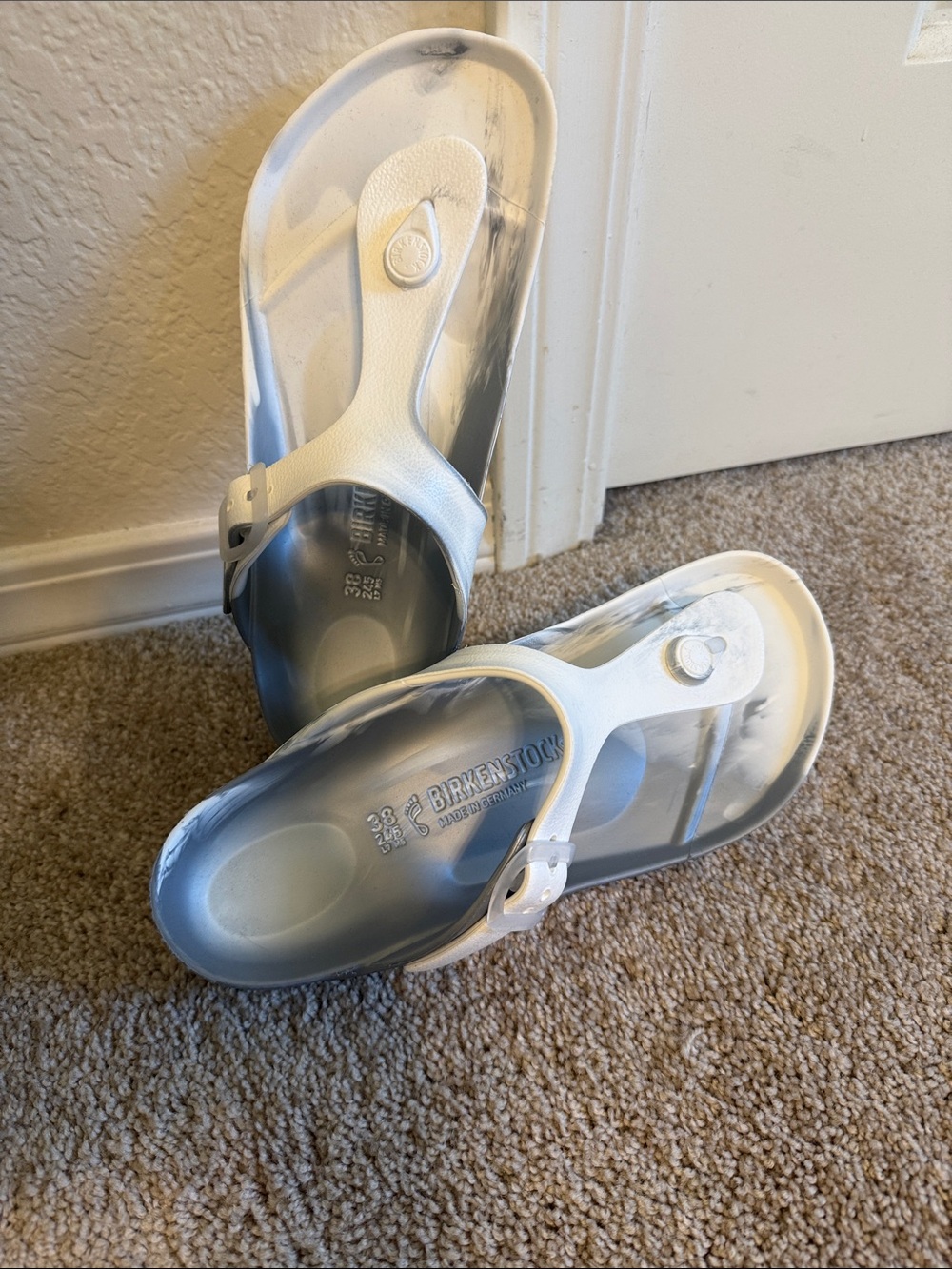 Birkenstock Women’s Gizeh Thong Sandals in White and Gray Marble